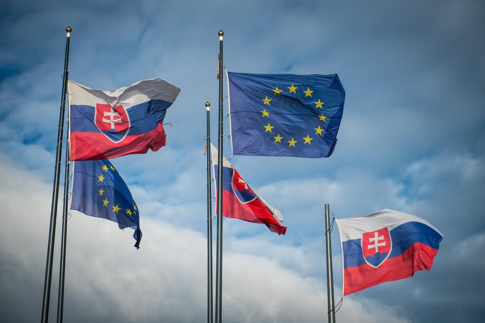 slovenské a európske vlajky