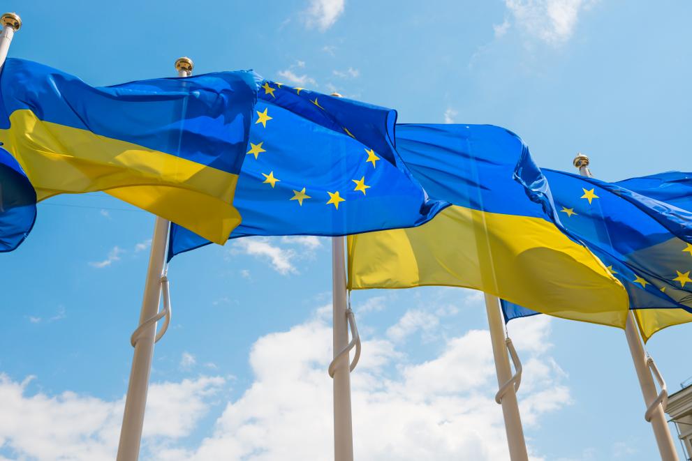 zástavy EÚ a Ukrajiny