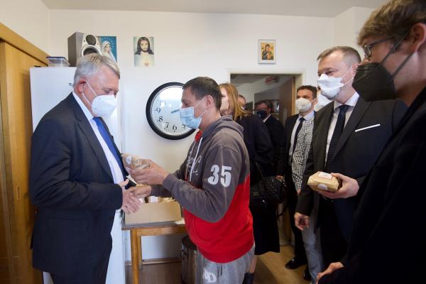 EUrokomisár Nicolas Schmit v útulku pre ľudí bez domova neziskovej organizácie Depaul